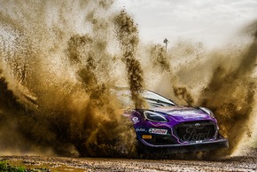 Der neue Ford Puma Hybrid Rally1 fährt bei der WM-Rallye auf Sardinien auf Rang zwei