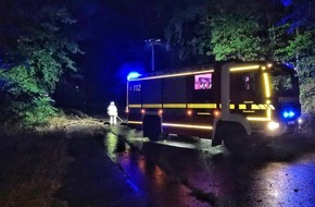 Feuerwehr Grevenbroich: FW Grevenbroich: Sieben Einsätze für die Feuerwehr nach Gewitter am frühen Mittwochmorgen