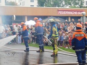 FW Weinheim: Auch bei Regen fasziniert die Freiwillige Feuerwehr großer Besucherandrang auf der Wache Süd