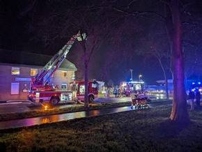 FW-KLE: Feuer in einem Gewerbe- und Wohngebäude