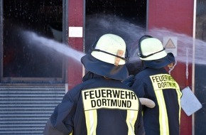 Feuerwehr Dortmund: FW-DO: 14.04.2022 - Feuer in Aplerbeck Mülltonnenbrand auf Schulgelände
