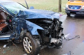 Polizei Minden-Lübbecke: POL-MI: Zwei Personen bei Autounfall schwer verletzt
