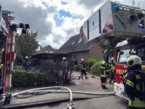 FW-AUR: Geb&uuml;schfeuer greift auf Unterstand &uuml;ber