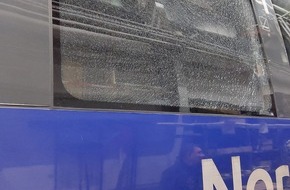 Bundespolizeidirektion Sankt Augustin: BPOL NRW: Unbekannte bewerfen RE 14 in Essen-Borbeck - Bundespolizei sucht nach Zeugen
