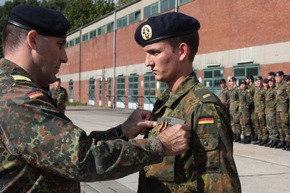 Marine - Pressemitteilung: Hohe Auszeichnung für Wehrpflichtigen - Marinesicherungssoldat bewies Zivilcourage (mit Bild)