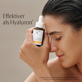Die neue Produktinnovation: Hydrating Serum Plus – das Feuchtigkeitsserum von Dr. Hauschka mit antioxidativer Wirkung ist effektiver als Hyaluron*.