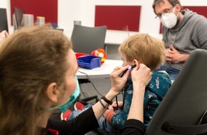 Bundesinnung der Hörakustiker KdöR: Pädakustik: Hörakustiker erklären Fachbegriffe rund ums Hören auf YouTube / Was bei Schwerhörigkeit im Kindesalter zu beachten ist