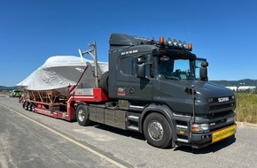 Polizeipr&auml;sidium Nordhessen: POL-KS: Gro&szlig;raumtransport mit Luxusjacht auf Autobahn gestoppt: Fahrzeug musste wegen erheblichen M&auml;ngeln stehen bleiben