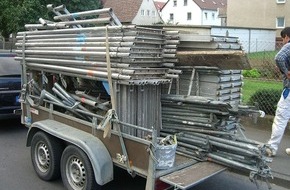 Polizeidirektion Göttingen: POL-GOE: (857/2006) Verkehrsunsicherer Anhänger im Stadtgebiet unterwegs (siehe Bilder im Download)