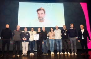 &raquo;KloppoCar&laquo; holt RID-Weltrekord: Charity-Initiatoren auf der &raquo;SPOBIS&laquo; in Hamburg ausgezeichnet f&uuml;r die &raquo;meisten Promi-Unterschriften auf einem Auto&laquo; (553 Unterschriften)