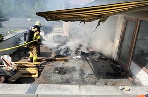 Feuerwehr Bremerhaven: FW Bremerhaven: Brand auf Dachterrasse in Speckenbüttel - Schnelles Eingreifen verhindert Ausbreitung