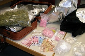 Polizeipräsidium Mittelfranken: POL-MFR: (1087)  Rauschgifthändler festgenommen - 
                           Bildveröffentlichung