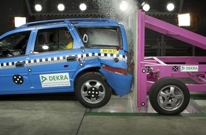 DEKRA SE: DEKRA Crashtest mit nachgerüstetem Erdgas-Pkw / Optimierungsbedarf bei der Insassensicherheit