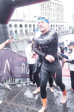 Geht auch f&uuml;r Kunden die Extra-Meile: Fenster-Welten-Gesch&auml;ftsf&uuml;hrer Dennis Niemsch bezwingt Ironman in Hamburg