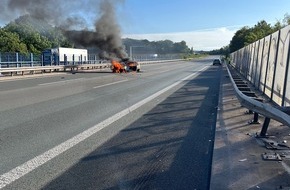 Polizei Bielefeld: POL-BI: A2-Unfall: Auto gerät in Brand