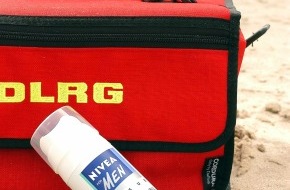 DLRG - Deutsche Lebens-Rettungs-Gesellschaft: Wasserretter helfen, wenn es brennt / Raffiniert: Rasierschaum gegen Quallen-Qualen