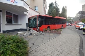 Polizeidirektion Mayen: POL-PDMY: Linienbus kollidiert mit Hauswand