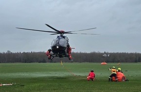 Zentrale Polizeidirektion Hannover: ZPD-H: Erfolgreiche Vegetationsbrandbek&auml;mpfungs&uuml;bung in Westerloy Rotorenger&auml;usche &uuml;ber Feldern und W&auml;ldern, Wasseraufnahmen aus nahegelegenen Gew&auml;ssern und pr&auml;zise Abw&uuml;rfe &uuml;ber fiktiven Brandfl&auml;chen