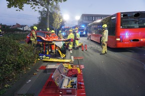 FW Ratingen: Verkehrsunfall PKW gegen Bus