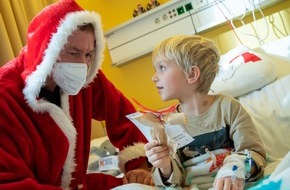 Klinikum Stuttgart: Weihnachtsmänner beglücken kleine Patienten im Klinikum Stuttgart