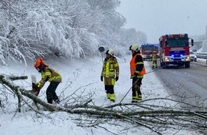 Feuerwehr Iserlohn: FW-MK: Schneetief "Charly" sorgt für viel Arbeit