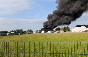 Freiwillige Feuerwehr Burscheid: FW Burscheid: Gro&szlig;brand besch&auml;ftigt Feuerwehr am Samstag