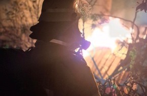 Feuerwehr Bremerhaven: FW Bremerhaven: Feuer auf Kleingartengelände