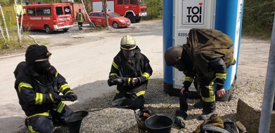 Feuerwehr Kirchhundem : FW-OE: Heißer Samstag für Kirchhundemer Feuerwehrmänner