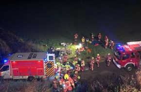 Feuerwehr Velbert: FW-Velbert: Schwerer Verkehrsunfall erfordert interkommunale Zusammenarbeit