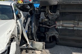 Polizei Duisburg: POL-DU: Erheblicher Sachschaden und eine leichtverletzte Person bei schwerem Verkehrsunfall