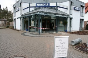 Polizeiinspektion Hameln-Pyrmont/Holzminden: POL-HOL: Filiale der Nord LB in Lauenförde: Geldautomaten mit Radlader gestohlen - Beute im Rahmen der Fahndung sichergestellt / Täter flüchtig -