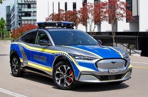 Ford Motor Company Switzerland SA: Attention aux contrevenants : pendant un an, la police va patrouiller à titre expérimental en silence avec une Ford Mustang Mach-E.