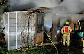 Feuerwehr Ratingen: FW Ratingen: Brannte Gartenhütte