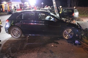 Polizei Rheinisch-Bergischer Kreis: POL-RBK: Leichlingen - Drei Verletzte und hoher Sachschaden bei Verkehrsunfall mit drei beteiligten Fahrzeugen