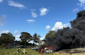 Feuerwehr Xanten: FW Xanten: Traktor ger&auml;t w&auml;hrend der Fahrt in Brand