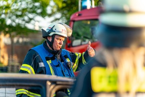 FW-KLE: Realistische Einsatzübung der Freiwilligen Feuerwehr Bedburg-Hau am Landgasthof &quot;Westrich&quot; vermittelt Wissen und Sicherheit