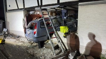 Polizei Rheinisch-Bergischer Kreis: POL-RBK: Kürten - Pkw-Fahrer fährt in Hauswand - Fahrer schwer verletzt