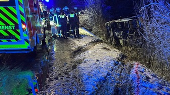 Polizei Paderborn: POL-PB: Glätteunfälle - Lkw-Fahrer verunglückt mit Sattelzugmaschine