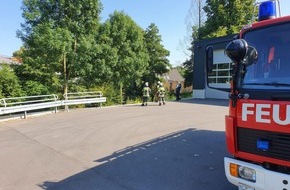 Feuerwehr Schermbeck: FW-Schermbeck: Brennender Laubhaufen in Gahlen