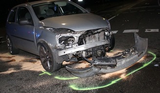 Polizei Duisburg: POL-DU: Hochemmerich: Vorfahrt missachtet - Audi prallt gegen Laternenmast