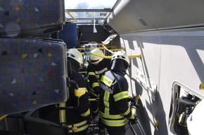 FW-KLE: Freiwillige Feuerwehr Bedburg-Hau simuliert Busunfall mit 15 Verletzten