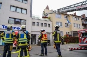 Feuerwehr Bochum: FW-BO: Dachstuhlbrand auf der Hermannsh&ouml;he - Besatzung eines Notarzteinsatzfahrzeuges entdeckt Brand