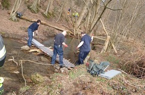 Feuerwehr Wetter (Ruhr): FW-EN: Wetter - Feuerwehr errichtet improvisierte Br&uuml;cke f&uuml;r verletzte Spazierg&auml;ngerin