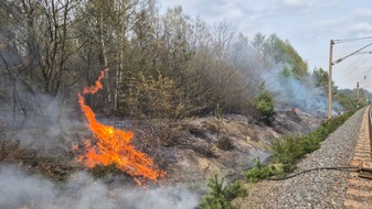 FW S&uuml;dheide: B&ouml;schungsbrand an der Bahnstrecke zwischen Unterl&uuml;&szlig; und Suderburg