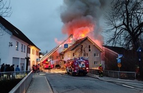 Feuerwehren des Landkreises Ravensburg: LRA-Ravensburg: Gebäudebrand am Freitagnachmittag, im Ortskern von Amtzell, sorgt für Großaufgebot von Feuerwehren aus Amtzell, Wangen, Leutkirch und Baindt