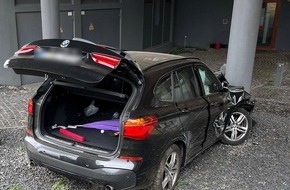 Polizei Duisburg: POL-DU: 76-j&auml;hrige Autofahrerin prallt gegen Mast - F&uuml;hrerschein sichergestellt