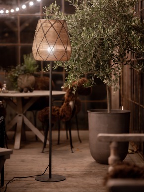 Lichtflair für die Outdoor-Lounge: Lampenwelt.de präsentiert Lichtideen im Poolside-Chic