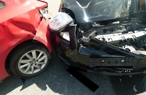 Polizei Minden-Lübbecke: POL-MI: Vier Autos bei Verkehrsunfall beschädigt