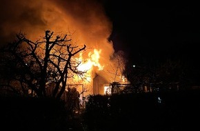 Feuerwehr Dinslaken: FW Dinslaken: Gartenhaus ausgebrannt