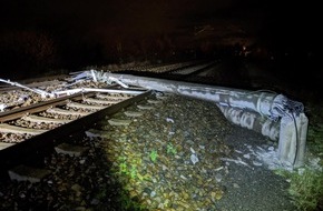 Bundespolizeiinspektion Magdeburg: BPOLI MD: Zug kollidiert mit Betonmast: Gefährlicher Eingriff in den Bahnverkehr durch mutmaßliche Buntmetalldiebe